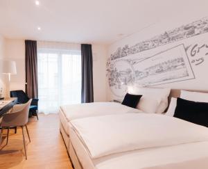 ein Hotelzimmer mit 2 Betten und einem Schreibtisch in der Unterkunft HAIMHAUSERS Hotel Garni in Haimhausen