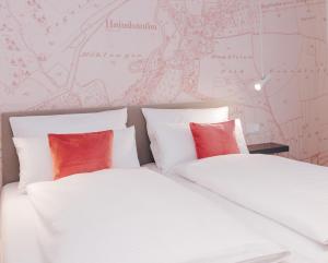 Postel nebo postele na pokoji v ubytování HAIMHAUSERS Hotel Garni