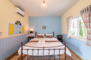 Un pat sau paturi într-o cameră la Baan Kang Hun Pua Cottage