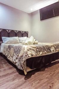 A bed or beds in a room at Elegant Apartment at Grove Mall
