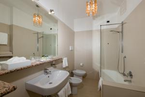Łazienka w obiekcie Hotel Continental Wellness & Spa