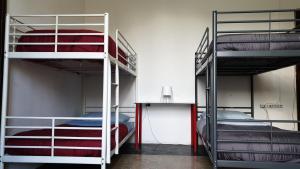 Habitación con 3 literas en una habitación en MovidaBlablabla en Bari