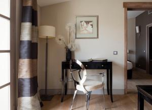 a living room with a chair and a desk at Le Pinarello in Sainte-Lucie de Porto-Vecchio
