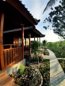 ein Haus mit einer Veranda und einem Gehweg in der Unterkunft KKorok Hill Cottage in Nusa Penida
