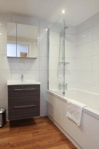 Bathroom sa Letting Serviced Apartments - Sheppards Yard, Hemel Hempstead Old Town