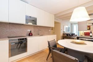 Virtuve vai virtuves zona naktsmītnē Bairro Alto Premium Apartment