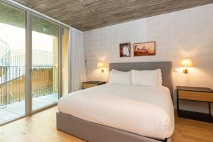 Un pat sau paturi într-o cameră la Bairro Alto Premium Apartment