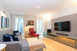 En tv och/eller ett underhållningssystem på Bairro Alto Premium Apartment