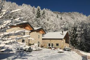 una casa en la nieve junto a una montaña en Les Maisons de la Glappaz, en Mégevette