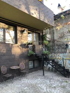 布加勒斯特Studio的一座设有楼梯和桌椅的建筑