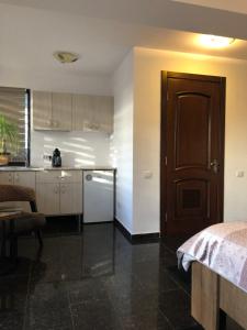 - une cuisine avec un lit et une table dans une chambre dans l'établissement Studio, à Bucarest