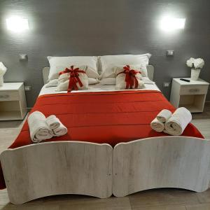 1 dormitorio con 1 cama grande y toallas. en B&B Da Daniela, en Magliano deʼ Marsi