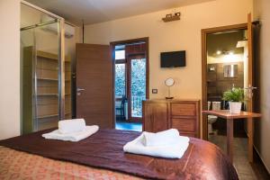 1 dormitorio con 1 cama y 2 toallas blancas en Aida Charming Rooms, en Roma