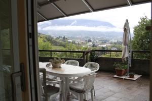 een witte tafel en stoelen op een balkon met uitzicht bij Trento View in Trento +12 foto's