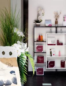 a bouquet of flowers in a room with shelves at Le Pinarello in Sainte-Lucie de Porto-Vecchio