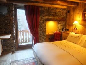 - une chambre avec un lit dans une pièce dotée d'une fenêtre dans l'établissement La Luge D'Antan Maison d'Hôtes & SPA, à Brusson