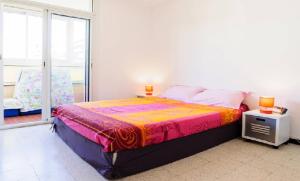 - une chambre avec un grand lit et une fenêtre dans l'établissement Bel Orizonte, Grand appart 70m2 vue mer, à Ajaccio
