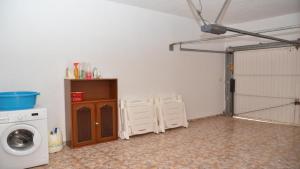 a laundry room with a washing machine and a washer at Casa Sara in Valle Gran Rey