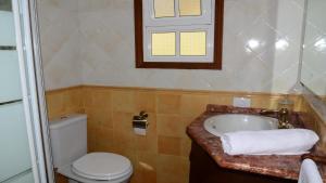 un baño con inodoro y lavabo en Casita del Pedregal, en Valle Gran Rey 24 fotos más