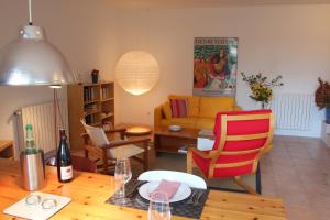 een woonkamer met een tafel en een bank bij Paradix holiday apartment - gîte 1, 4 pers in Nissan-lez-Enserune