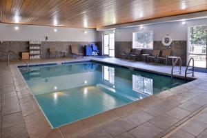 Kolam renang di atau dekat dengan Best Western Ottumwa Inn & Suites