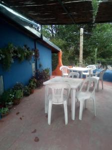 ein weißer Tisch und Stühle auf einer Terrasse in der Unterkunft La Neofita in Mina Clavero + 14 Fotos