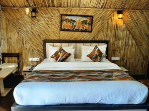 una camera da letto con un letto grande in una stanza di Hotel Bamboo Castle a Jaipur