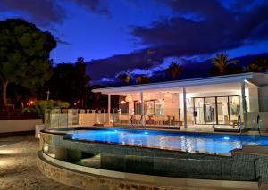 Basen w obiekcie Alidreams Carmen Beach Apartamentos lub w pobliżu