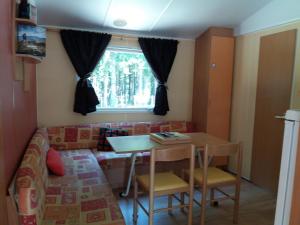 ChasseradèsLe SOUS BOIS DE JADE CHEMIN DE STEVENSON GR 70的小房间设有桌子和沙发