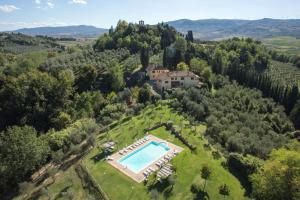 uma vista aérea de uma propriedade com piscina em Badia di Morrona Agriturismo em Terricciola