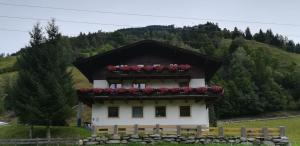ein Gebäude mit Blumenkästen darüber in der Unterkunft Ferienwohnung Seidl Top 2 in Rauris