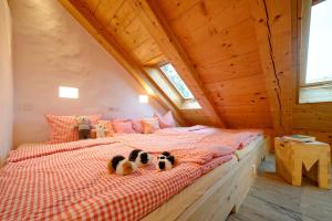dos perros acostados en una cama en un ático en Hagerhof en Eggstätt