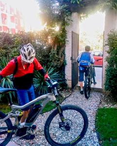 due persone sono in piedi accanto alle loro biciclette di Al Giardino degli Artisti a Cairo Montenotte