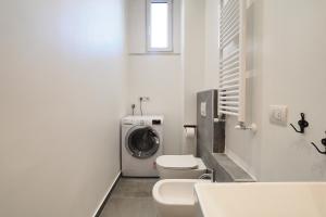 Ванная комната в PrimoPiano - Piero della Francesca +30 фотографий