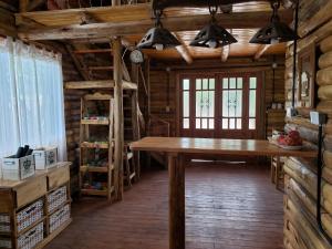 a dining room in a log cabin with a wooden table at Cabaña El Refugio in Open Door