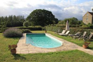 een zwembad in het midden van een tuin bij B&B La Ferme de l'Airbois in Yvoir