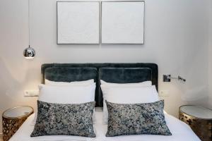 - une chambre avec un lit et deux oreillers dans l'établissement ''SteliosDimitra'' Guest House II in Nafplio, à Nauplie
