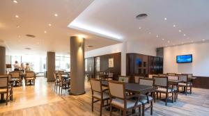 Urquiza Apart Hotel & Suites tesisinde bir restoran veya yemek mekanı