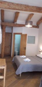 Un pat sau paturi într-o cameră la Bapsha Guesthouse