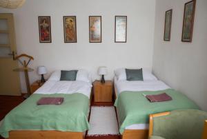 Pokój z dwoma łóżkami z zieloną i białą pościelą w obiekcie Apartman pod úbôčou w mieście Bystrá
