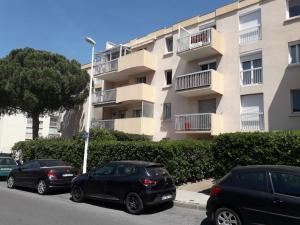 two cars parked in front of a building at Charmant studio avec climatisation et parking in Perpignan
