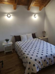 a bedroom with a bed with a blue and white comforter at Residencial Valle de Benasque in Benasque