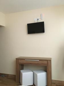 TV a/nebo společenská místnost v ubytování Varandas do Atalaia Suítes