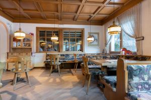 a dining room with a table and chairs at Albergo Contrin in Campitello