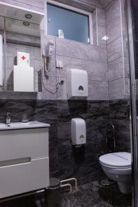 Bilik mandi di SPA Apartment Nalis