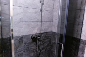 Bilik mandi di SPA Apartment Nalis