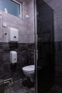 Bilik mandi di SPA Apartment Nalis