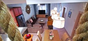 sala de estar con sofá, mesa y sillas en Alexandra's Home, en Fira