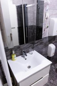 Bilik mandi di SPA Apartment Nalis