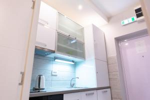 Dapur atau dapur kecil di SPA Apartment Nalis